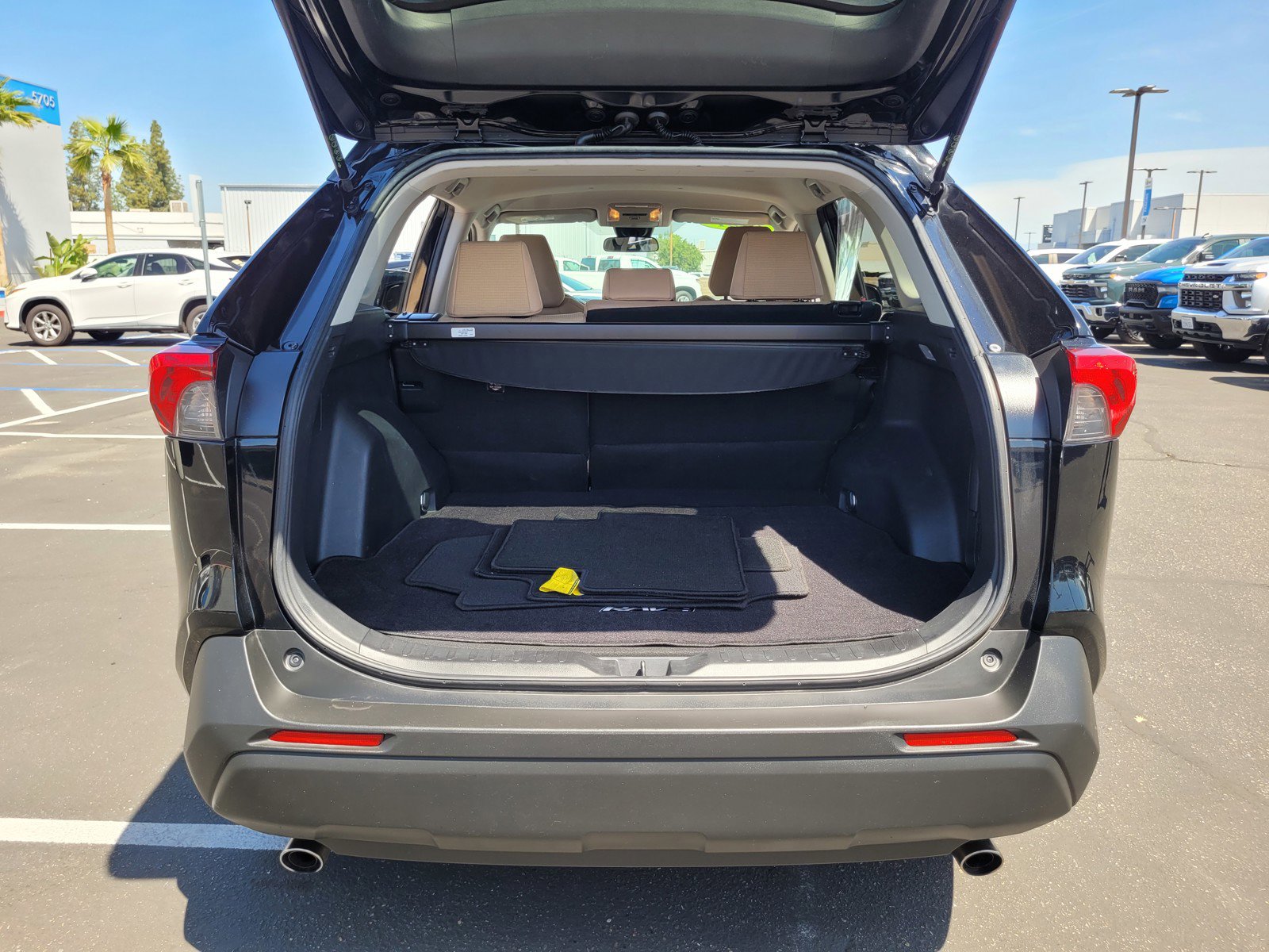 Used 2021 Toyota RAV4 LE image 27