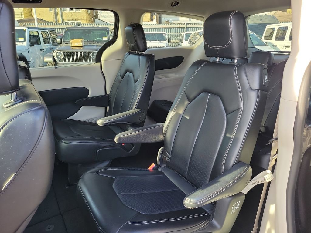 Certified 2023 Chrysler Pacifica Touring-L image 20