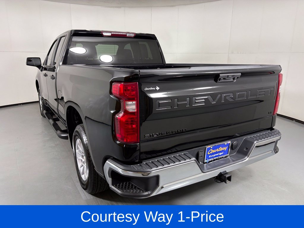 Used 2025 Chevrolet Silverado 1500 LT w/ LPO, Dark Essentials Package RWD image 8