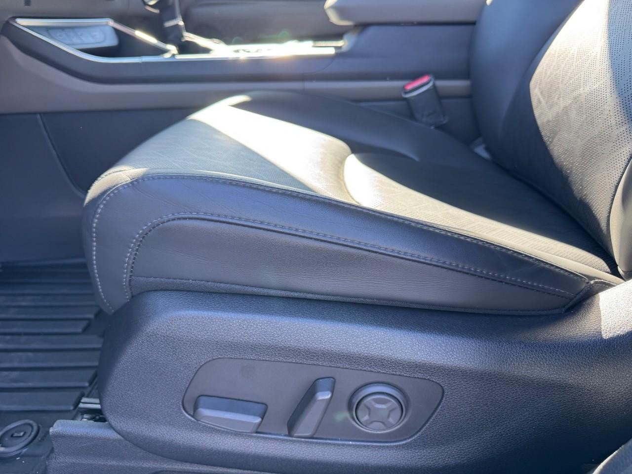 Used 2025 Kia Carnival EX image 18