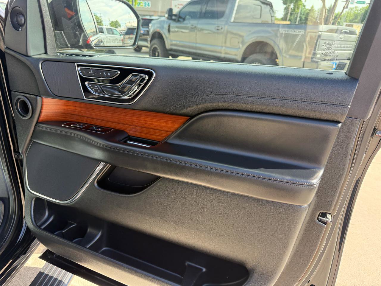 Used 2018 Lincoln Navigator Select w/ Cargo Package AWD/4WD image 19