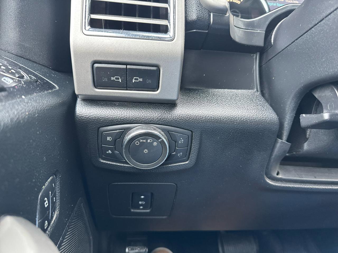 Used 2015 Ford F150 Lariat image 16