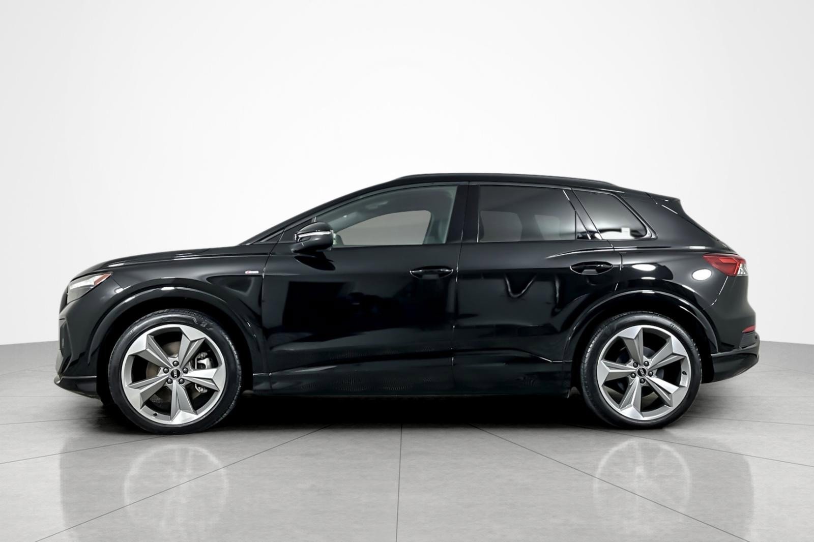 Used 2025 Audi Q4 e-tron Premium Plus image 2