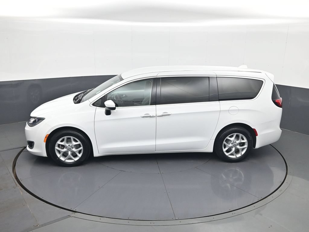 Used 2017 Chrysler Pacifica Touring Plus w/ Tire & Wheel Group FWD image 22