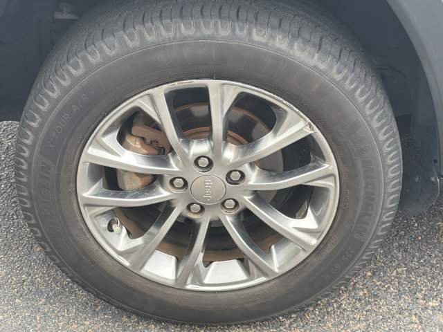 Used 2019 Jeep Cherokee Latitude Plus FWD image 18