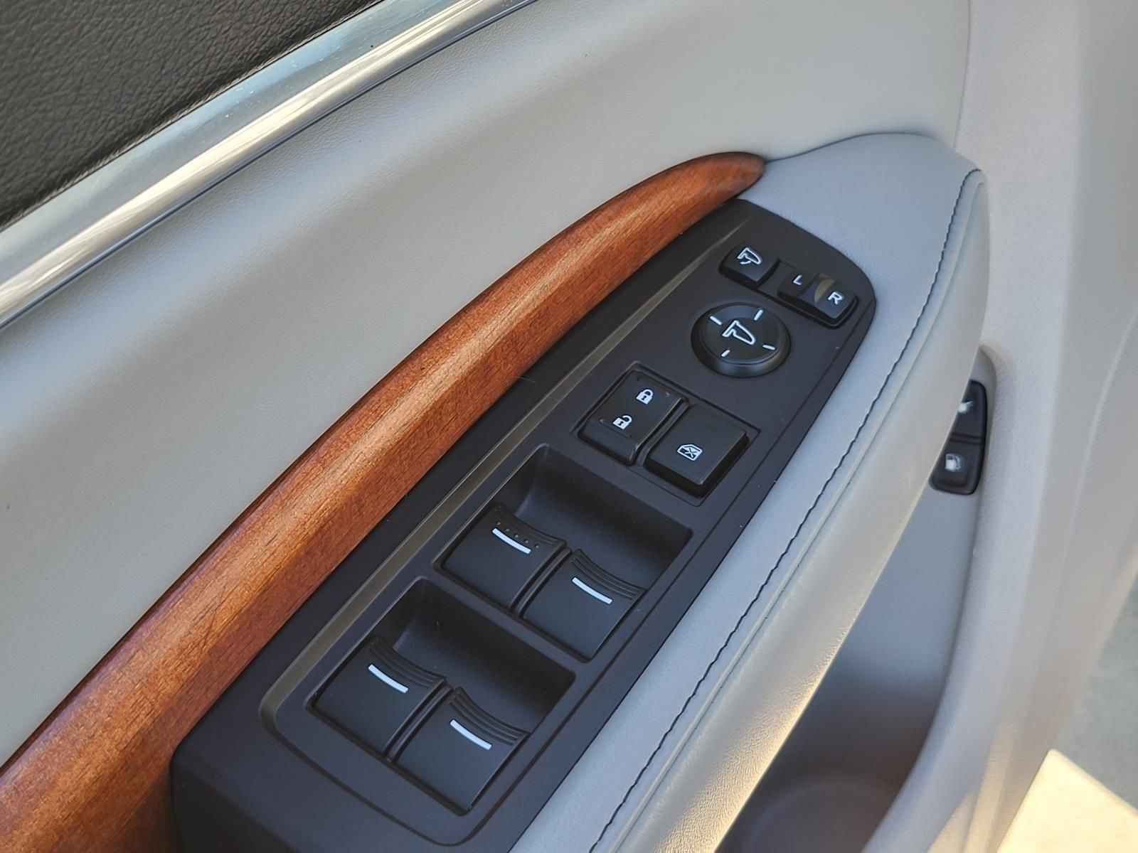 Used 2017 Acura MDX SH-AWD w/ Advance Package image 25