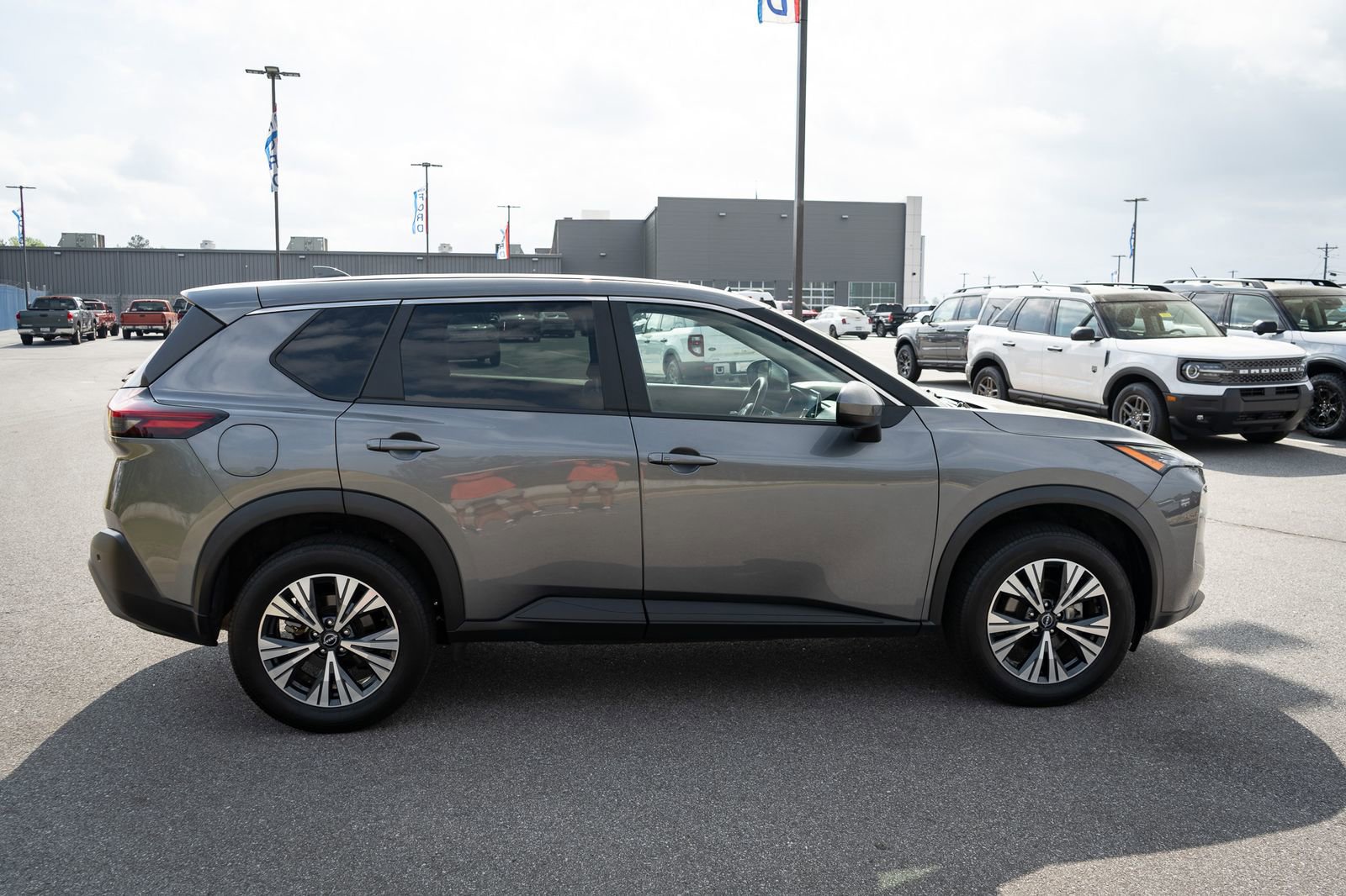 Used 2023 Nissan Rogue SV image 11