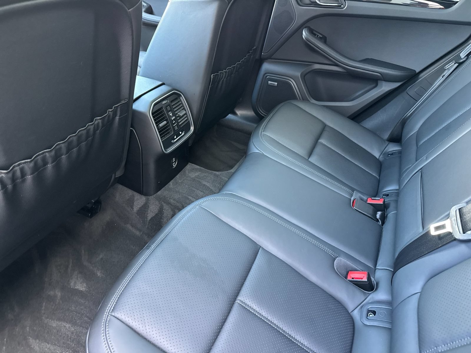 Certified 2022 Porsche Macan AWD/4WD image 14