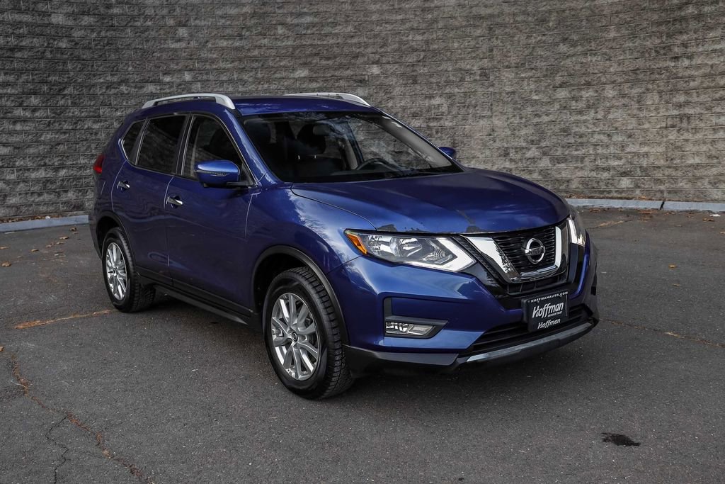 Used 2017 Nissan Rogue SV w/ SV Premium Package image 2