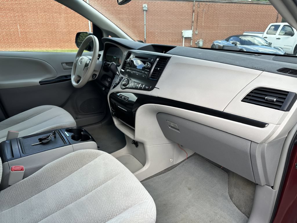 Used 2014 Toyota Sienna LE FWD image 19