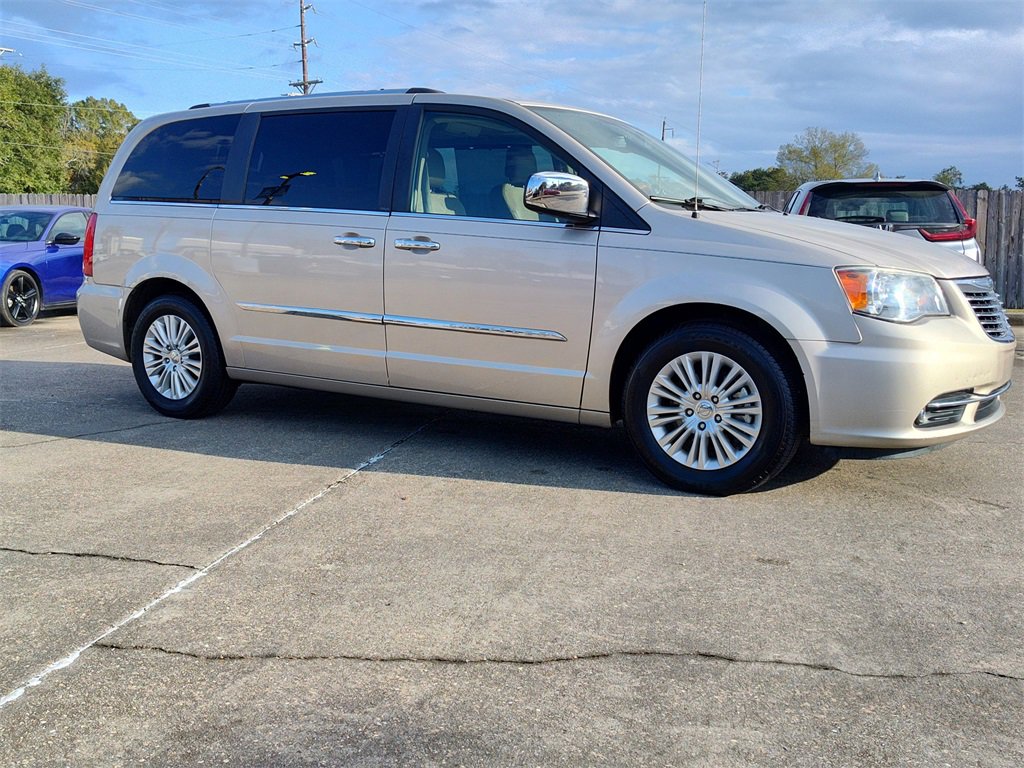 Used 2012 Chrysler Town & Country Limited w/ Luxury Group image 15