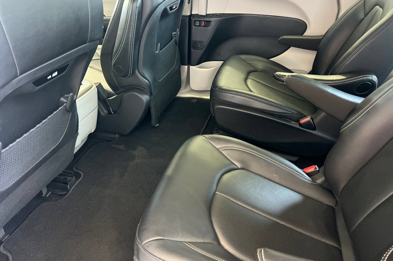 Used 2024 Chrysler Pacifica Limited FWD image 13
