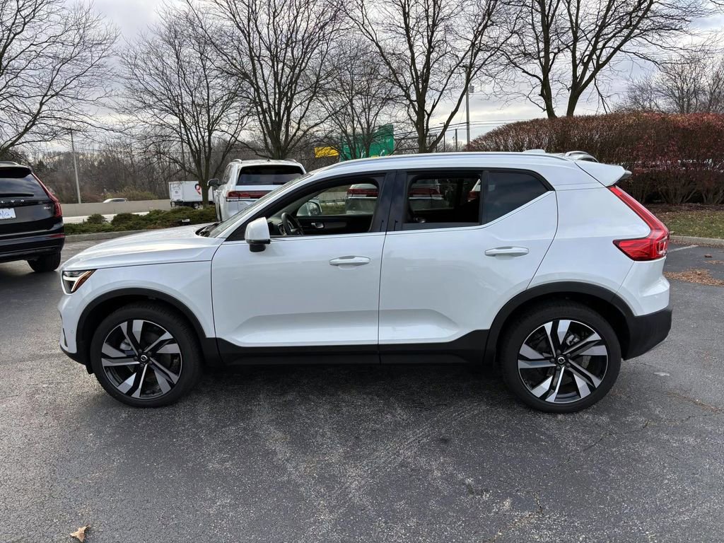 Certified 2025 Volvo XC40 B5 Plus w/ Protection Package Premier image 4