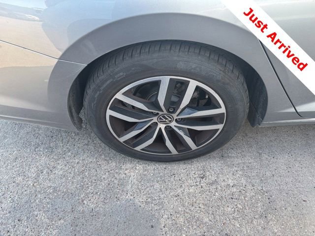 Used 2025 Volkswagen Jetta SE FWD image 17