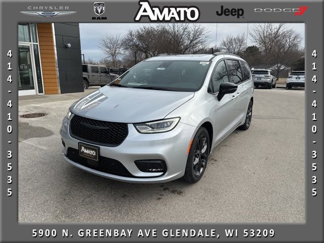 New 2026 Chrysler Pacifica Limited w/ S Appearance Package