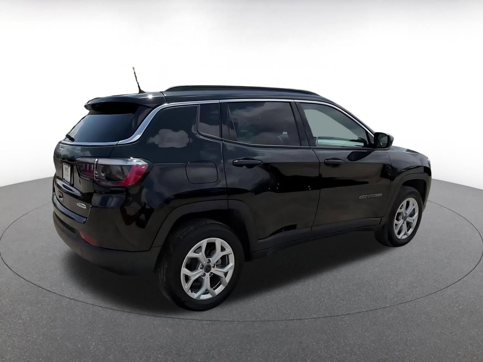 Used 2025 Jeep Compass Latitude AWD/4WD image 15