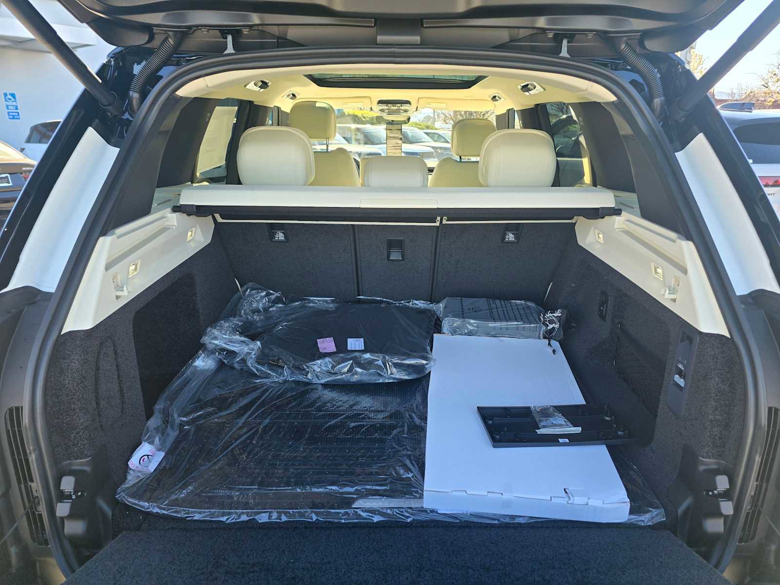 New 2025 Land Rover Range Rover SE image 18
