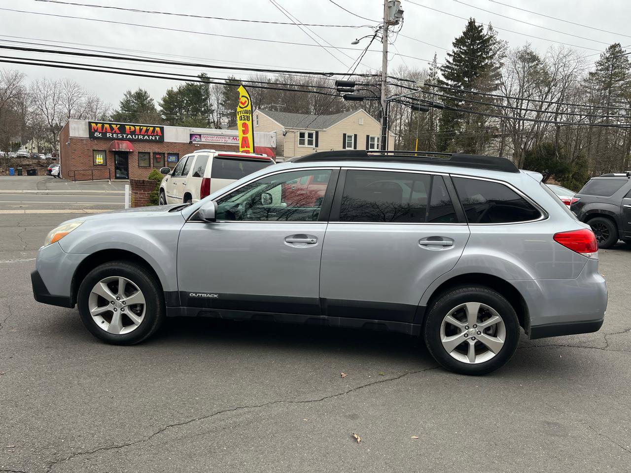 Used 2013 Subaru Outback 2.5i Limited w/ Moonroof Pkg AWD/4WD image 2