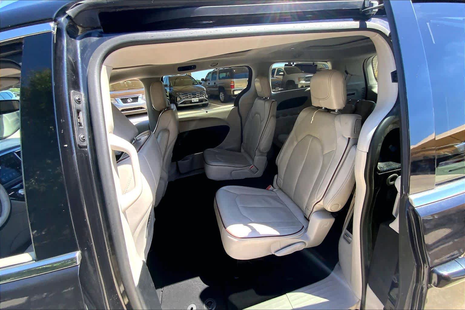 Used 2020 Chrysler Pacifica Limited FWD image 21