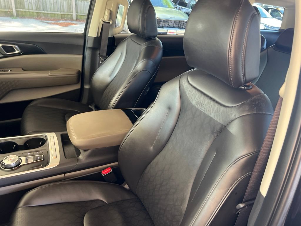 Certified 2025 Kia Carnival LXS FWD image 5
