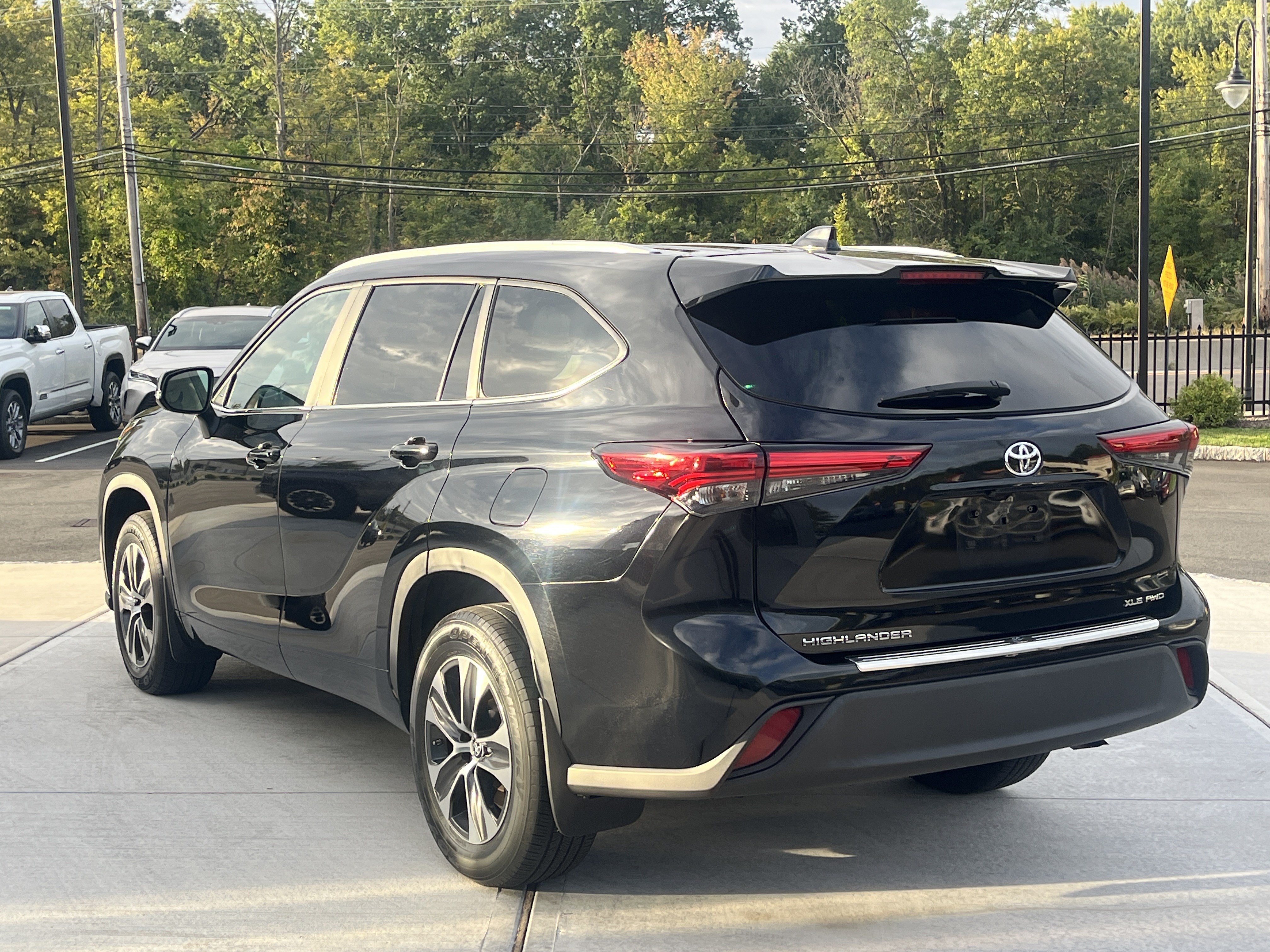 Used 2023 Toyota Highlander XLE AWD/4WD image 4