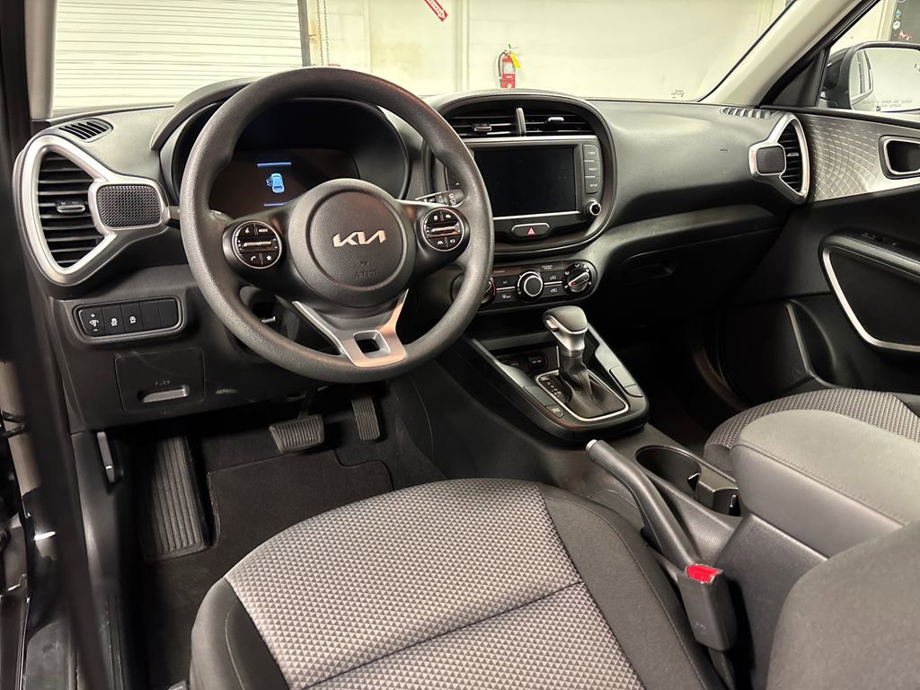 Used 2025 Kia Soul LX w/ LX Technology Package FWD image 25