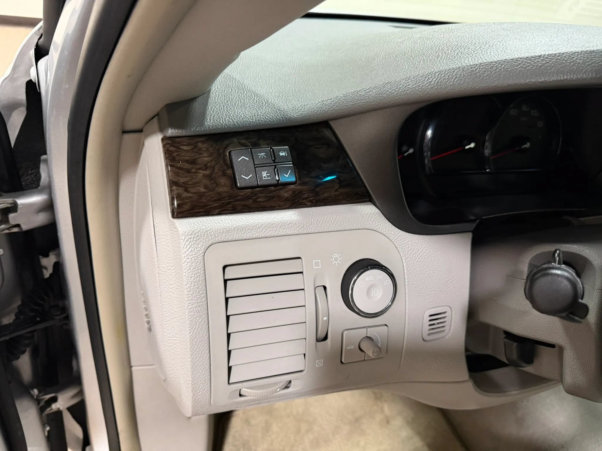 Used 2009 Cadillac DTS w/ Trunk Convenience Package FWD image 43