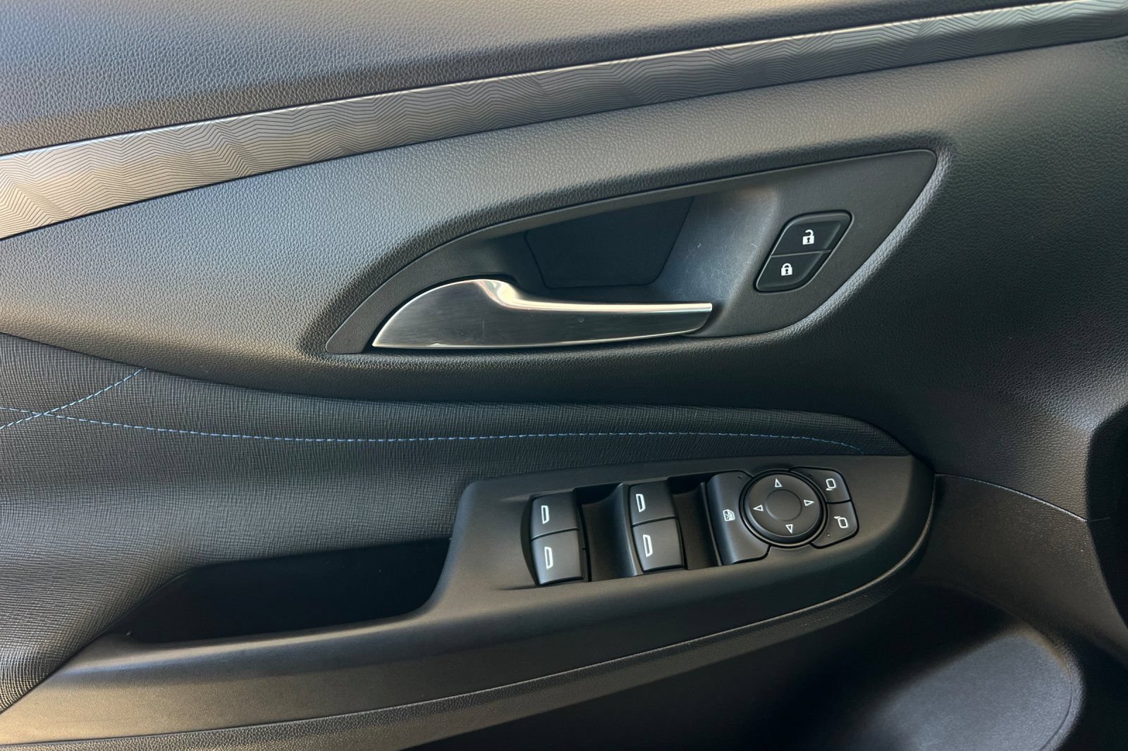 Used 2025 Buick Envista Sport Touring FWD image 12