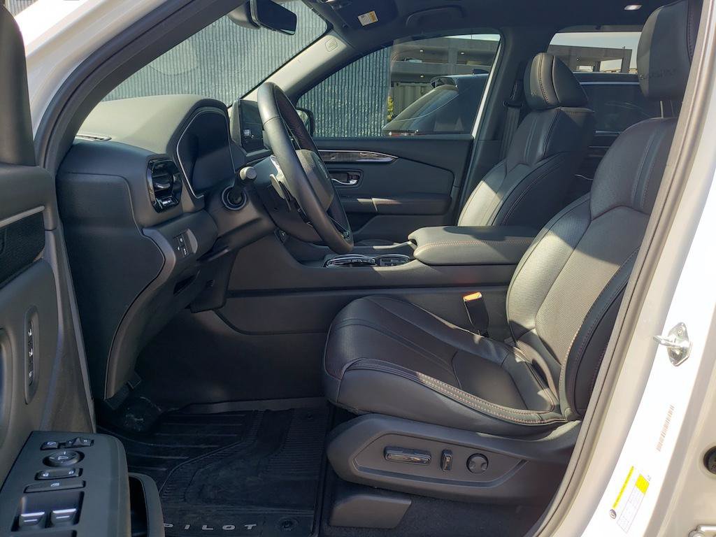 Used 2025 Honda Pilot Black Edition image 17