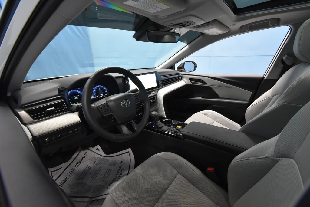 Used 2025 Toyota Camry XLE AWD/4WD image 2