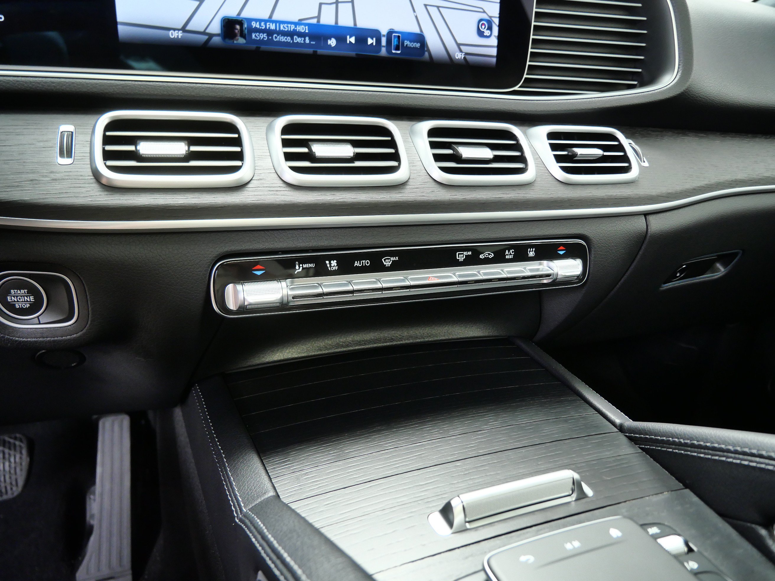 Certified 2025 Mercedes-Benz GLE 450e 4MATIC w/ Driver Assistance Package image 22