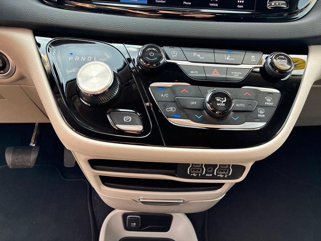 Used 2024 Chrysler Pacifica Touring-L FWD image 19