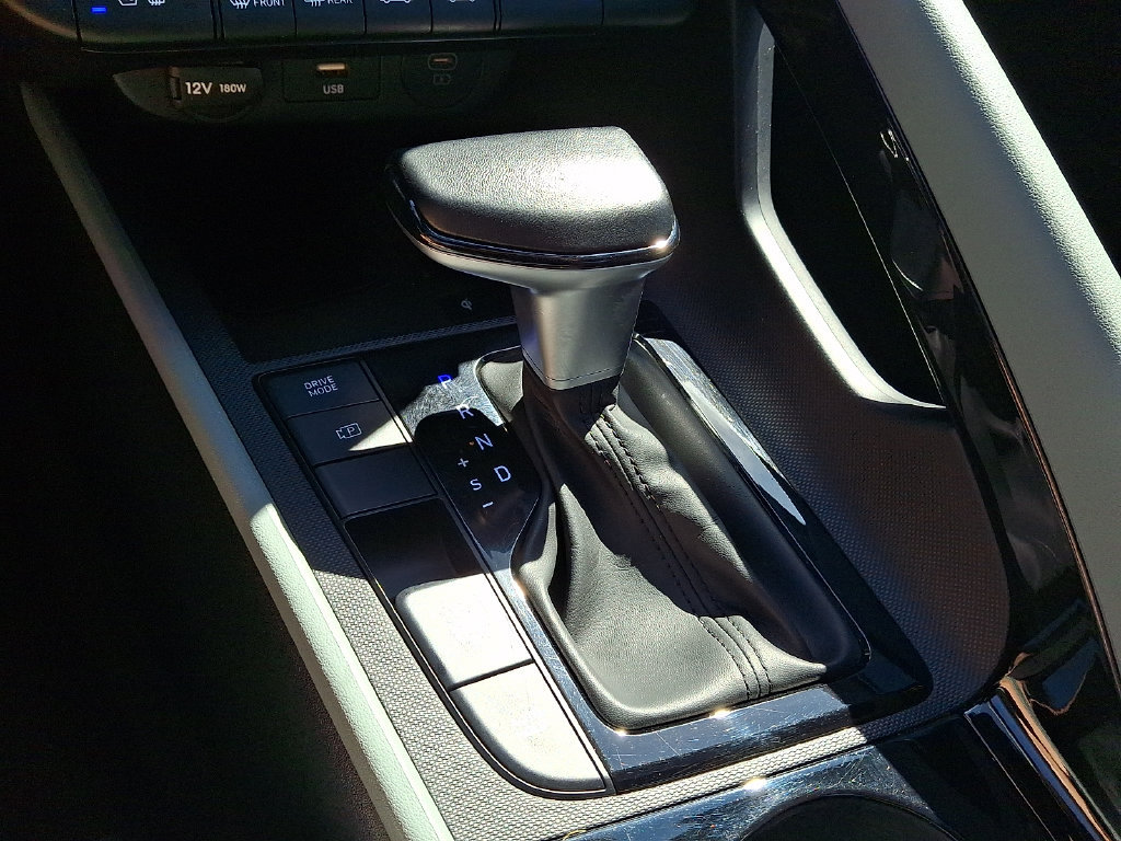Certified 2025 Hyundai Elantra Limited FWD image 16