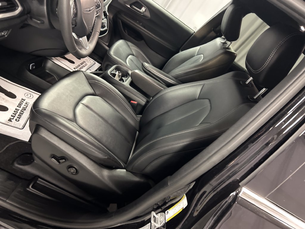 Used 2026 Chrysler Pacifica Select FWD image 12