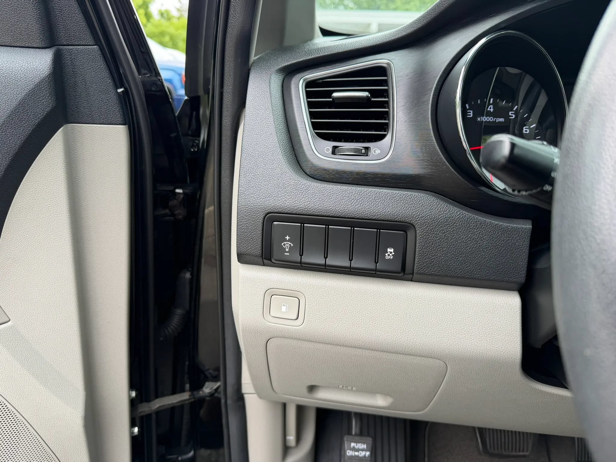 Used 2019 Kia Sedona LX FWD image 22