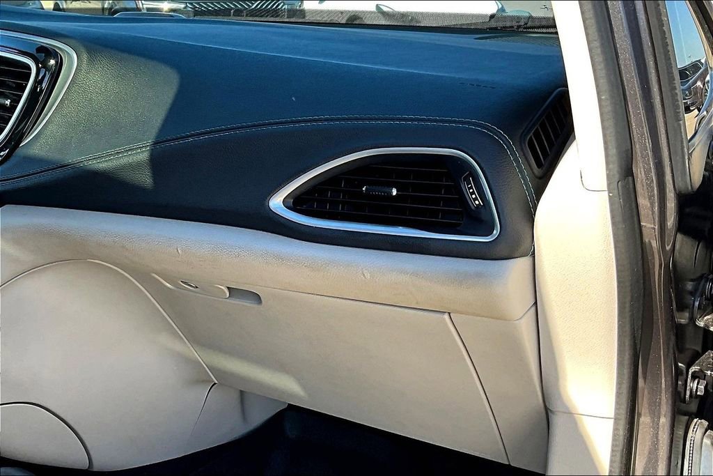 Used 2018 Chrysler Pacifica Limited image 20