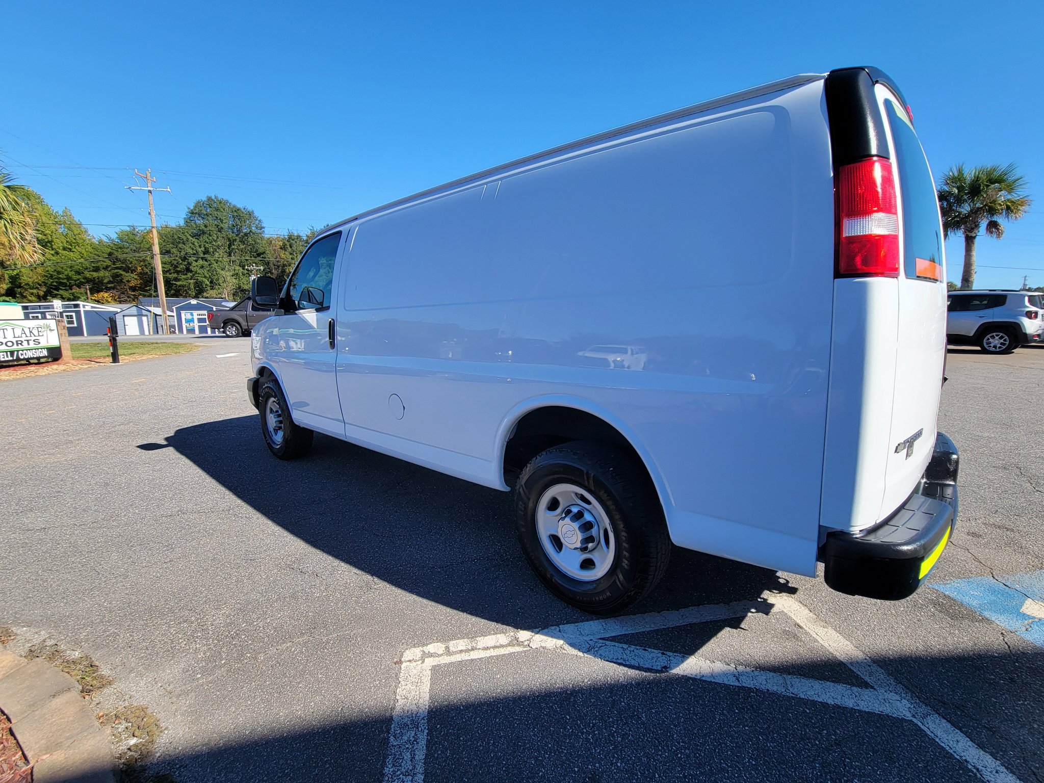 Used 2018 Chevrolet Express 2500 w/ Enhanced Convenience Package image 9