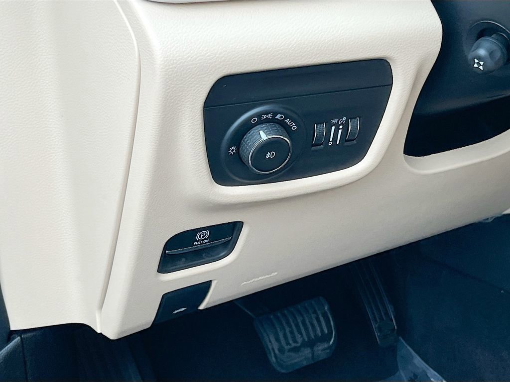 Certified 2025 Jeep Grand Cherokee Limited w/ Luxury Tech Group II image 10