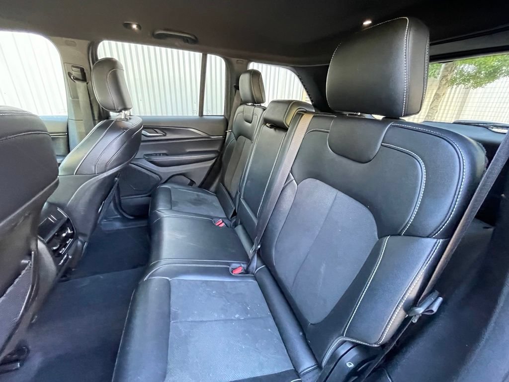 Used 2025 Jeep Grand Cherokee Altitude AWD/4WD image 26