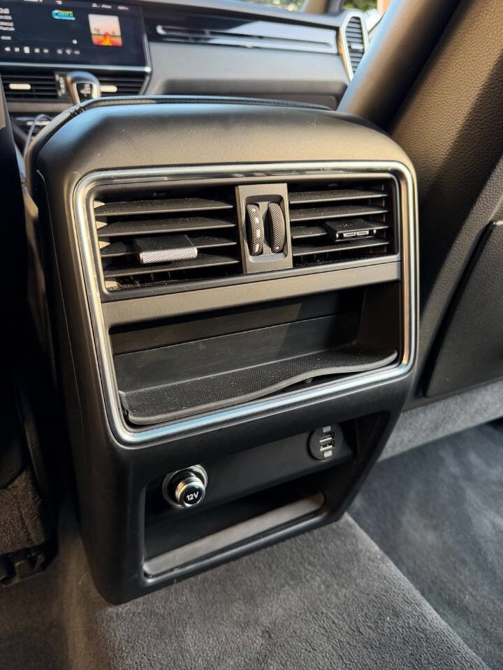 Used 2019 Porsche Cayenne w/ Premium Package image 27
