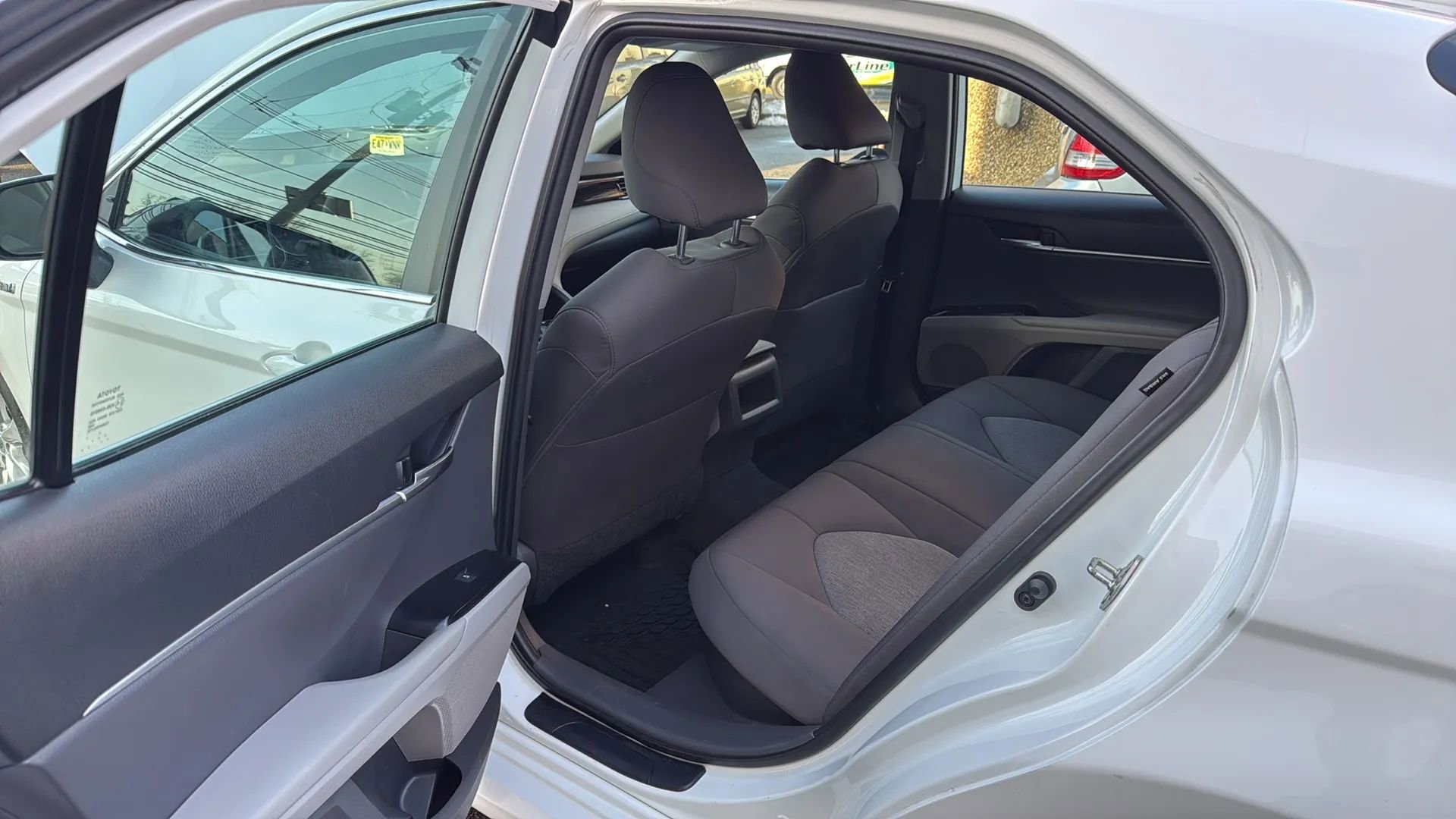 Used 2020 Toyota Camry LE image 27