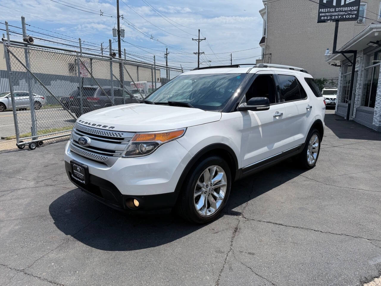 Used 2014 Ford Explorer XLT w/ Equipment Group 202A AWD/4WD image 2