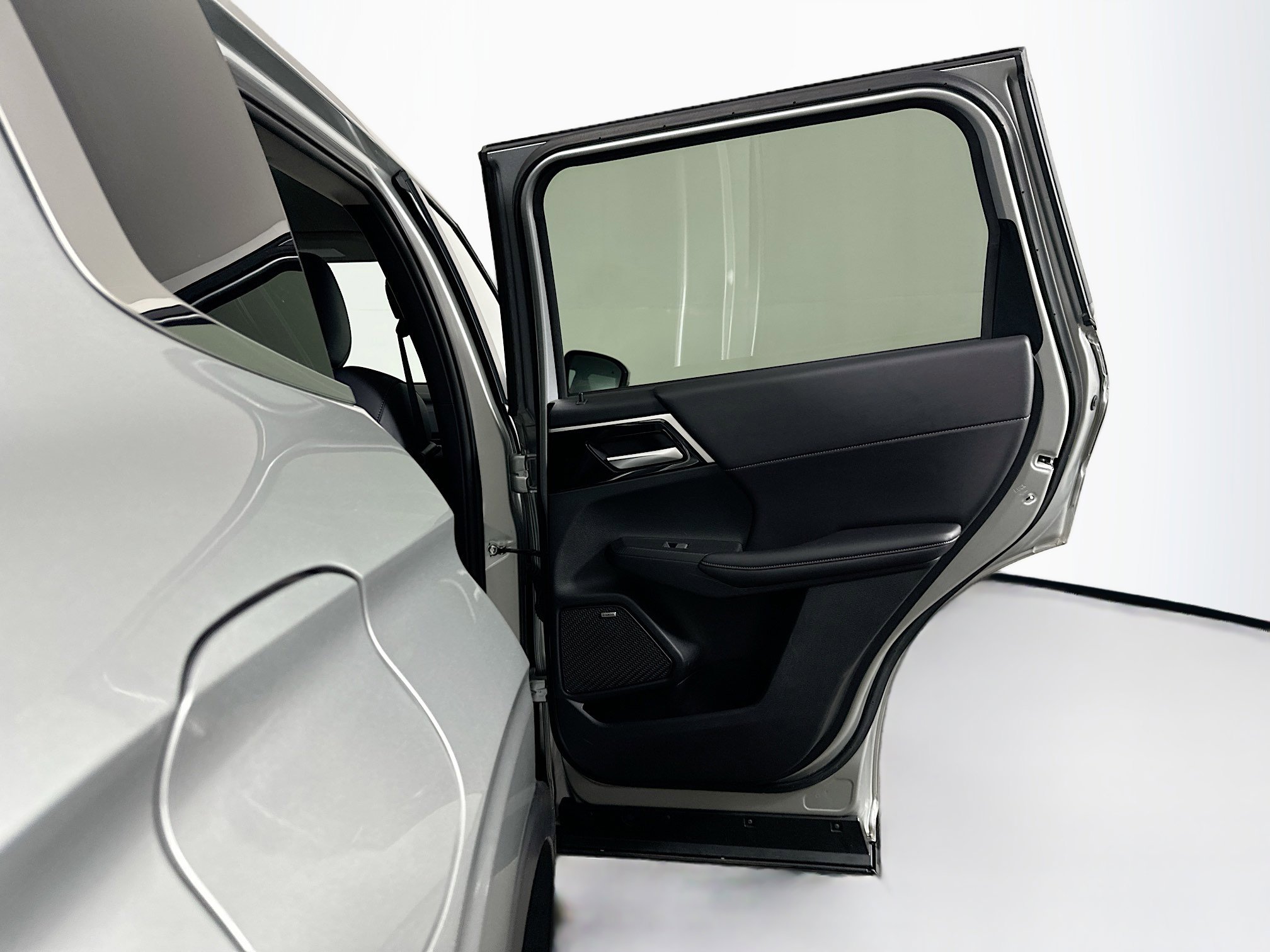 Used 2025 Mitsubishi Outlander SE image 32
