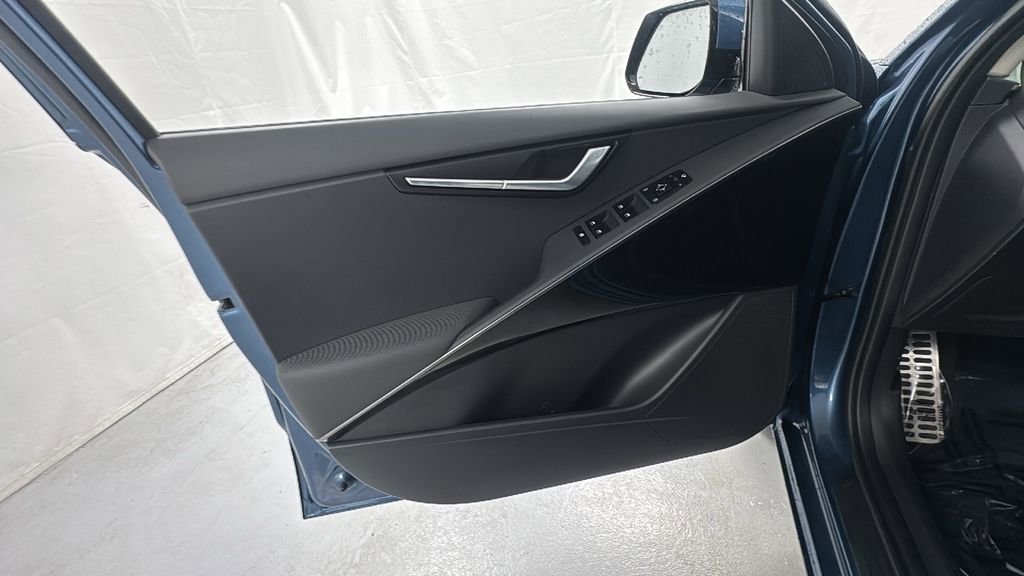 Used 2024 Kia Niro EX Touring image 18