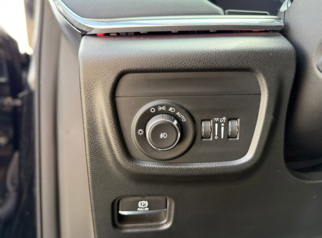 Used 2023 Jeep Grand Cherokee Overland w/ Luxury Tech Group IV AWD/4WD image 24