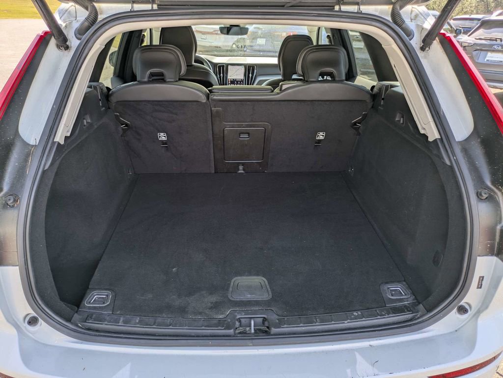 Used 2024 Volvo XC60 B5 Core AWD/4WD image 12