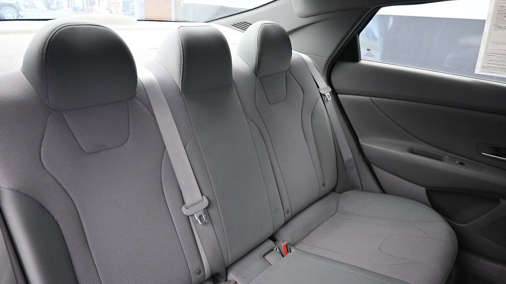 Used 2021 Hyundai Elantra SE FWD image 14