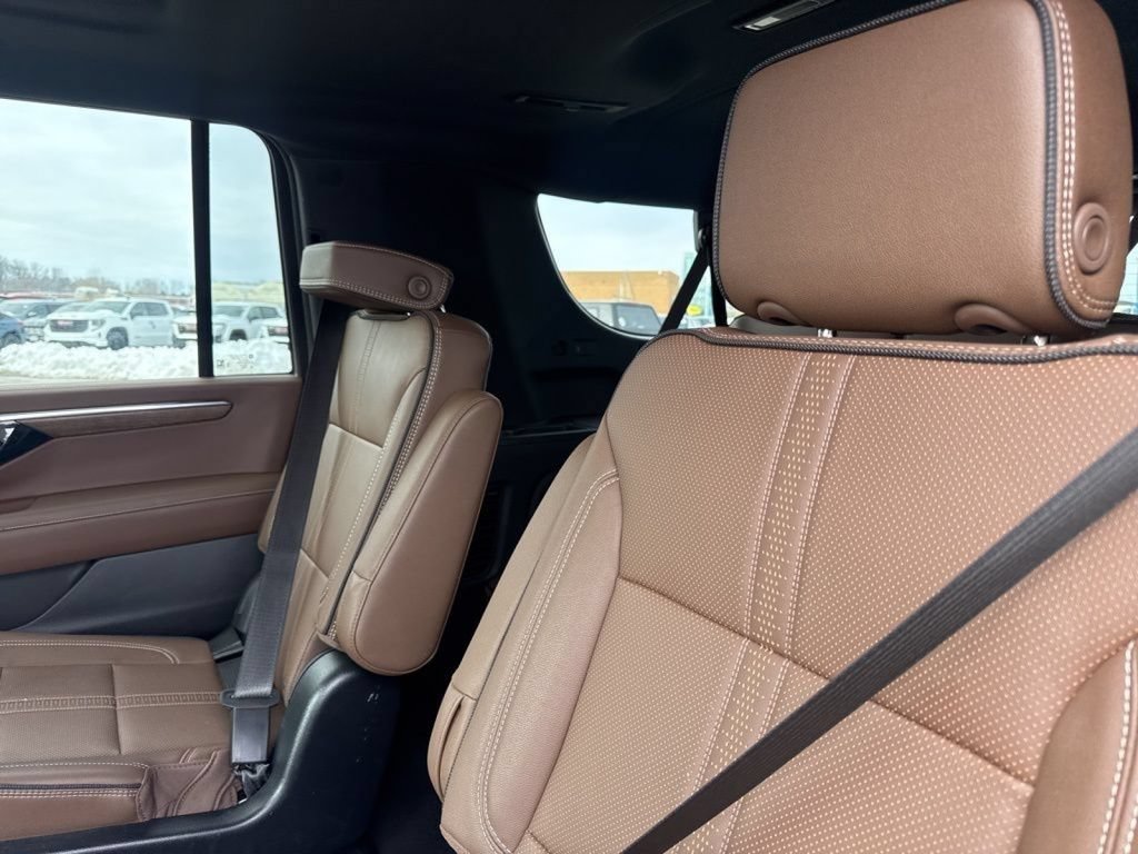 Used 2025 Chevrolet Suburban High Country AWD/4WD image 36
