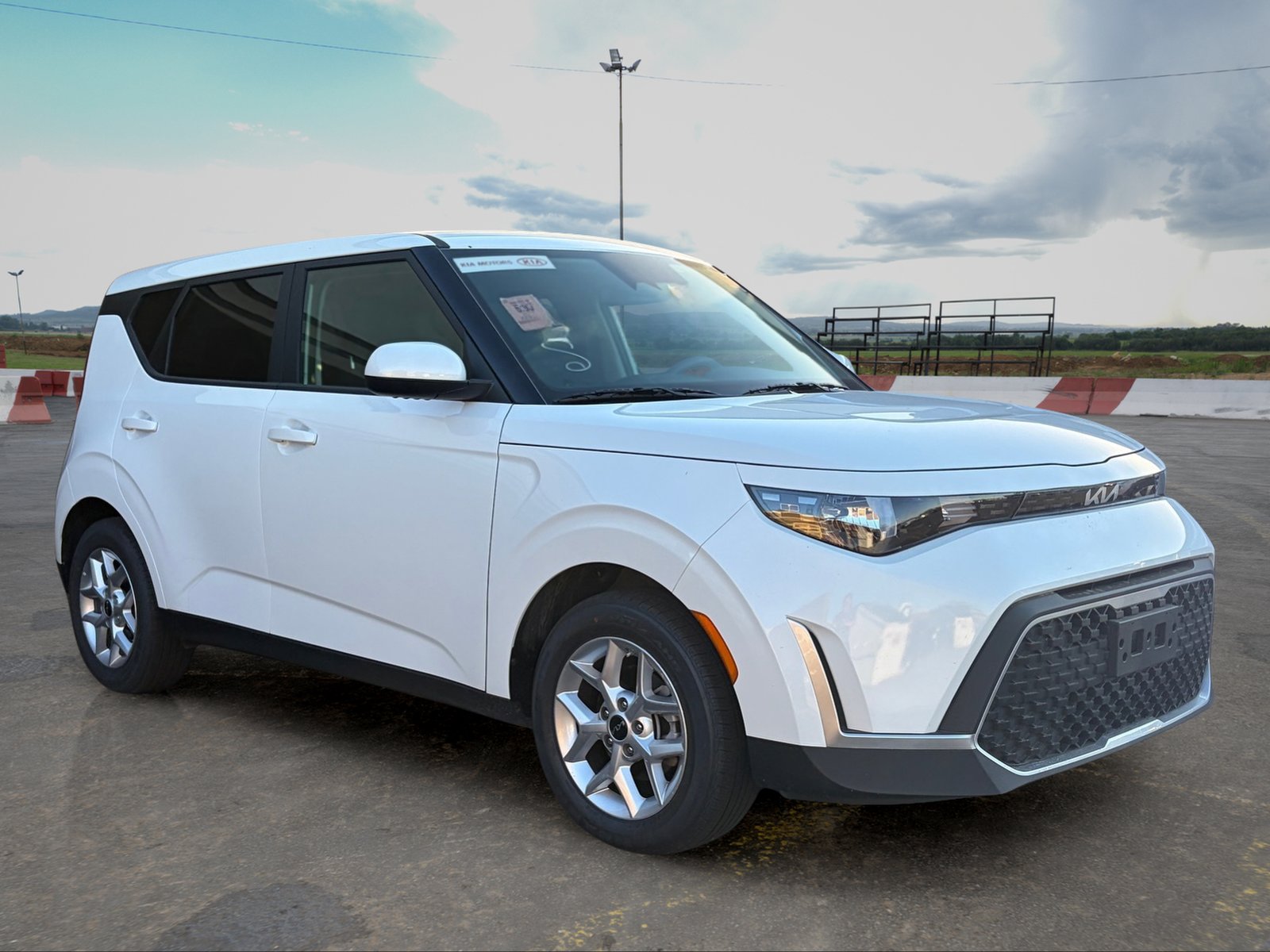 Certified 2025 Kia Soul LX FWD image 2