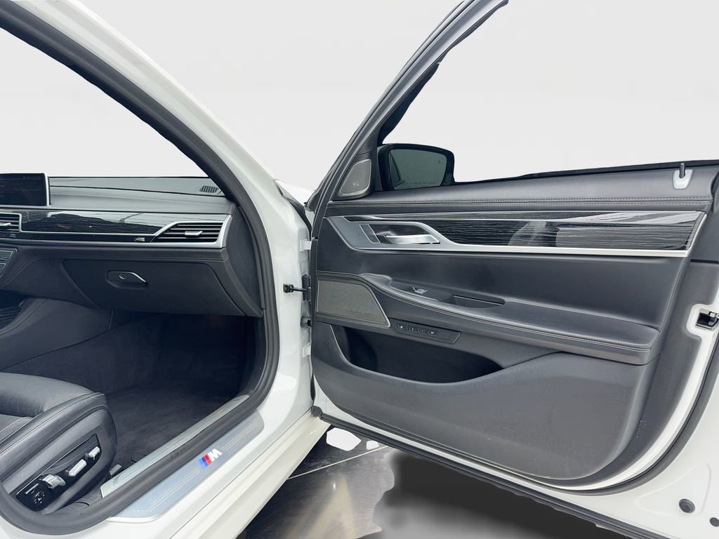 Used 2022 BMW 750i xDrive w/ Executive Package AWD/4WD image 41